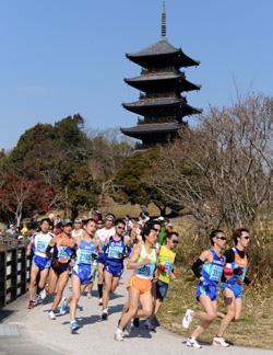 備中国分寺前を走るランナー