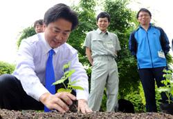 ゴーヤの苗を植える市長