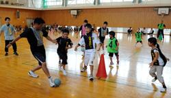 ミニサッカーを楽しむ参加者