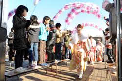 2分の1成人による花のアーチ
