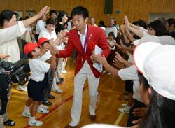 歓迎される清水選手