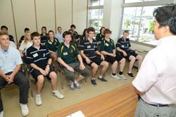 あいさつする市長