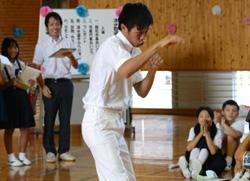 ボクシングを披露