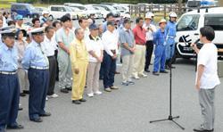 あいさつする市長