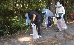 ごみを拾う参加者