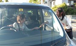 折鶴を手渡す総社高校の家庭クラブ員