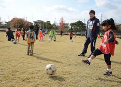 選手から指導を受ける子ども