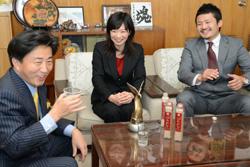 試飲する市長