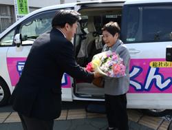 10万人目の利用者へ花束