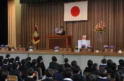 あいさつする市長