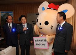 LEDライトを胸に着ける