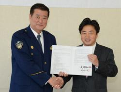 合意書に調印