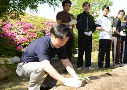 ゴーヤを植える市長