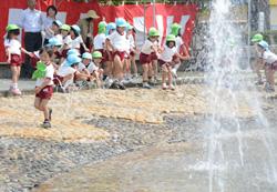 水辺で遊ぶ