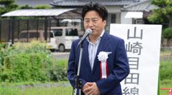 あいさつする市長