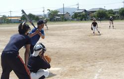 ソフトボールを楽しむ参加者