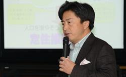 市政の説明をする市長