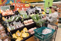 品定めする買い物客