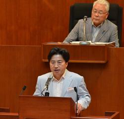 あいさつする市長