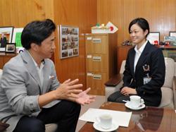 平田さんを激励する市長