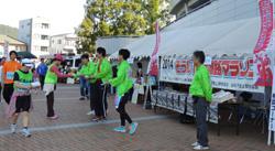 そうじゃ吉備路マラソンをPRする職員