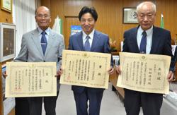 市長に報告する剣持さん(写真右)と三宅さん(写真左)