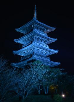 青く浮かび上がった備中国分寺五重塔
