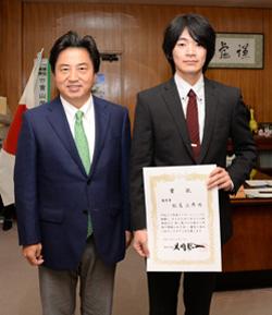 市長と表彰された松島さん
