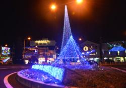 にぎやかに彩られた駅前広場