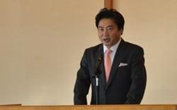あいさつする市長