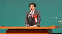 あいさつする市長