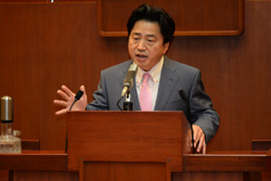 提案理由を述べる市長