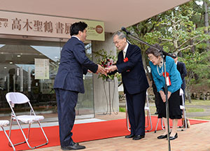 髙木さんから寄付を受ける市長