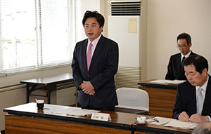 あいさつする市長