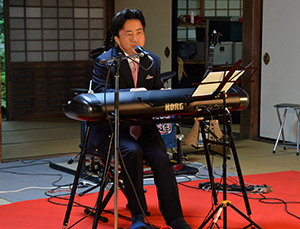 熱唱する市長
