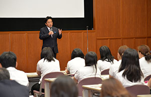 講演する市長