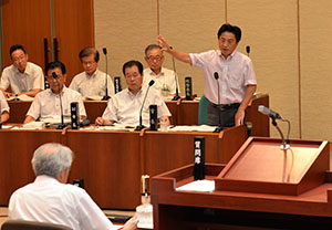 答弁する市長