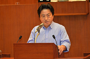 あいさつする市長
