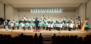 明誠学院の演奏で熱唱する市長