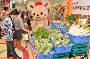 野菜を品定めする買い物客