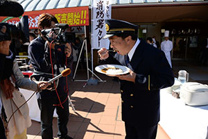 カレーを食べてＰＲ