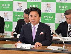 会見する市長