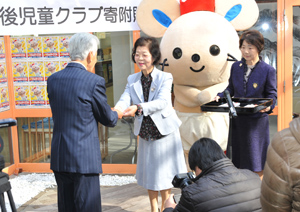 寄付を渡す