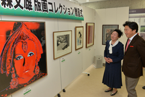 作品を眺める