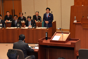 答弁する市長