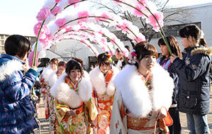 小学４年生による花のアーチ