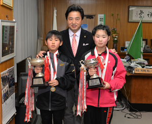 優勝した２人と記念撮影