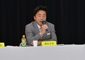 発言する市長