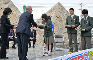 六郷中学校の生徒へナンバーカードと参加記念タオルを贈呈