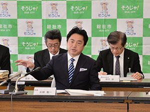 会見する市長